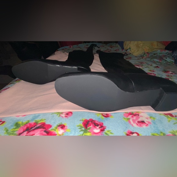 Stuart Weiztman over the knee leather boots with back ties. - Picture 4 of 4